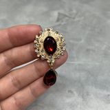 Серединка для бантиків овальна зі стразами (основа золото) та темно-червоним камнем, плоска, 2,5*4,5 см, 1 шт 016701 фото