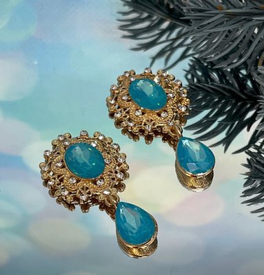 Декор Крапелька, розмір 25*45 мм, колір каменю -блакитний (матовий)+основа золото, шт 012344 фото