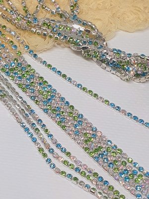 Стразовая цепочка, 2,3 мм, -цвет-МИКС (салатовый+хамелеон+голубой), отрезок 1 м 012002 фото