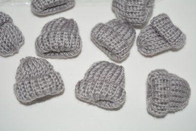 Маленькие вязаные шапочки 4 см, цвет-светло-серый, шт. 05191 фото