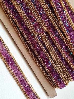 Стразова тасьма з ланцюжком (клейова), ширина 1,5 см, колір-фіолетовий АВ, відрізок 0,5 м 06933 фото