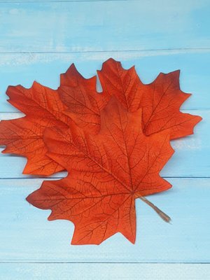 Кленовый лист с хвостиком, 9,5*11,5 см, цвет оранжево-красный, шт. 012425 фото